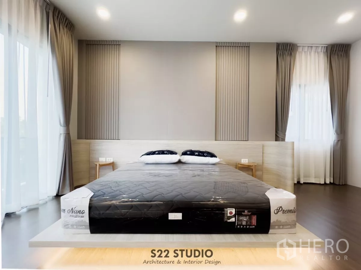 独立式住宅 出租在Bang Phli, Samut Prakan - 主卧床头墙细节，窗帘通透采光好