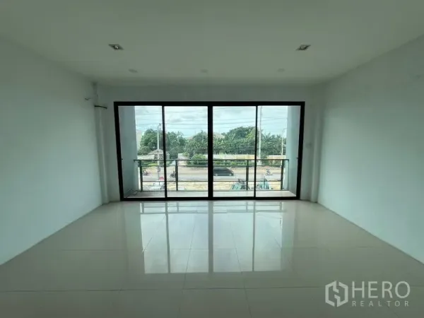 货栈 出租在Bang Phli, Samut Prakan - 采光充足的办公室，落地推拉门通向小阳台，街景视野。