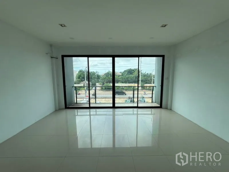 货栈 出租在Bang Phli, Samut Prakan - 采光充足的办公室，落地推拉门通向小阳台，街景视野。