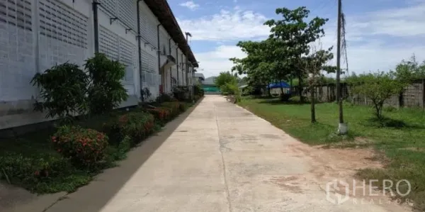 工厂 出租在Chachoengsao - 工厂侧面的混凝土步道，沿线有绿化与树木