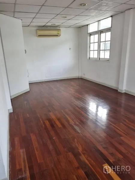 独立式住宅 出租或出售在Sathon, Bangkok - 狭长的楼上房间，木地板和壁挂空调。