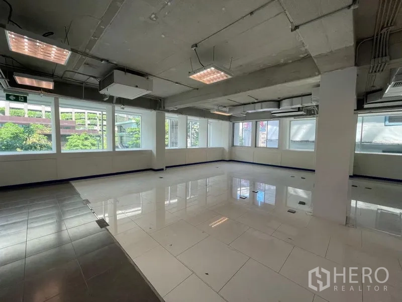สำนักงาน ให้เช่าในRatchathewi, Bangkok - พื้นที่สำนักงานแบบเปิดให้เช่าในราชเทวี กรุงเทพฯ มีหน้าต่างบานใหญ่ พื้นกระเบื้องขาว และเพดานเปลือย