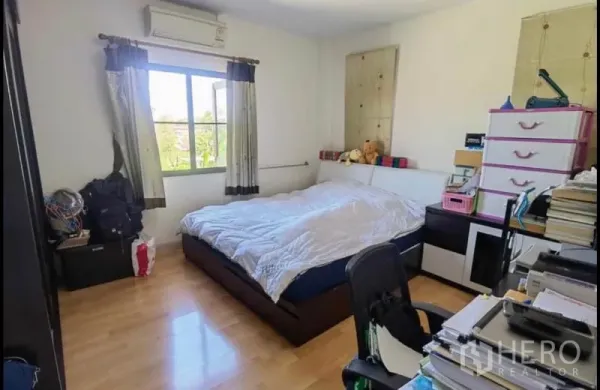 独立式住宅 出售在Bang Yai, Nonthaburi - 采光充足的卧室，木地板与窗外景观
