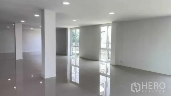 带办公室的家 出售在Huai Khwang, Bangkok - 开放办公层，多个立柱，采光充足，转角窗户。