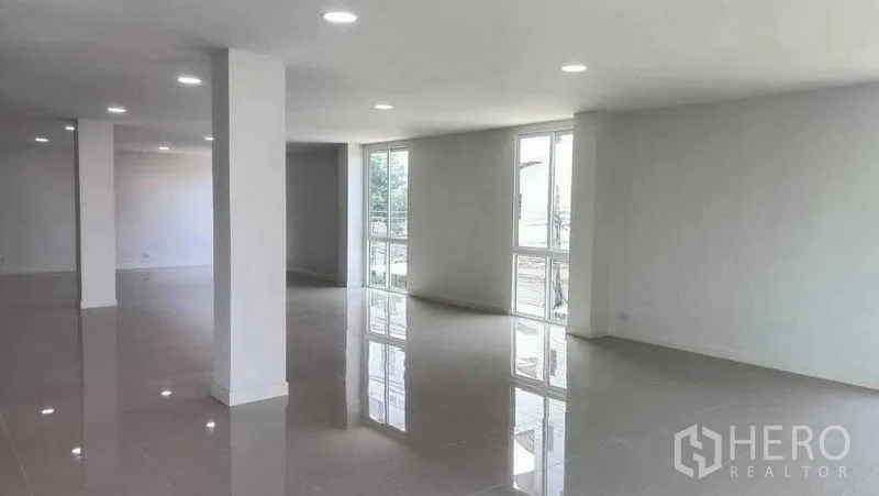带办公室的家 出售在Huai Khwang, Bangkok - 开放办公层，多个立柱，采光充足，转角窗户。