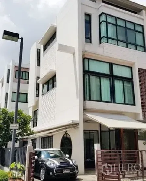 带办公室的家 出售在Wang Thonglang, Bangkok - 曼谷旺通朗现代三层角落住办两用房，落地窗、私家大门与有顶车位。