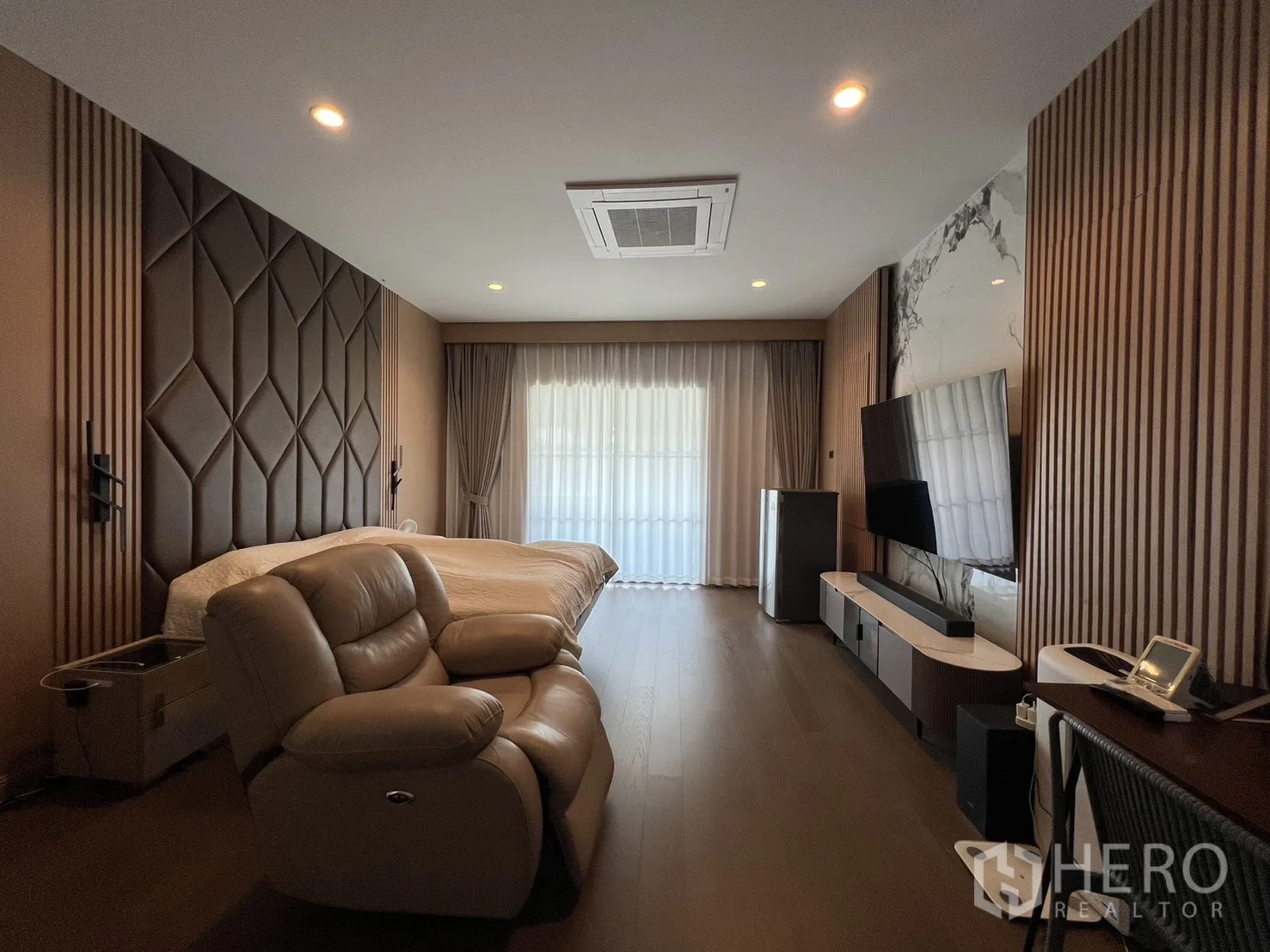 独立式住宅 出租或出售在Mueang Pathum Thani, Pathum Thani - 主套房全景，设休闲区与大窗。