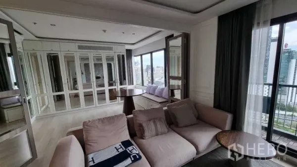 公寓 出售在Pathum Wan, Bangkok - 温馨起居区，镜面衣柜、圆桌与落地窗