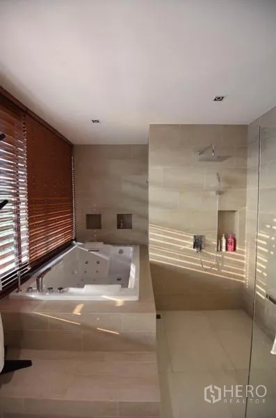 Townhouse for rent in Din Daeng, Bangkok - Spa-style bathroom featuring a sunken jacuzzi tub, walk-in shower and wood blinds.