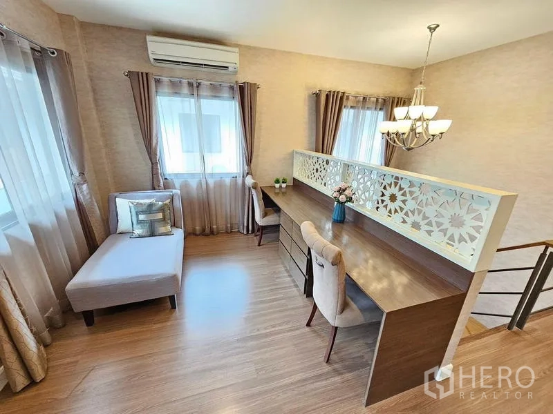 บ้าน ให้เช่าในPrawet, Bangkok - โถงชั้นบนเป็นห้องครอบครัวหรือทำงาน โต๊ะยาวบิวท์อิน โคมแชนเดอเลียร์