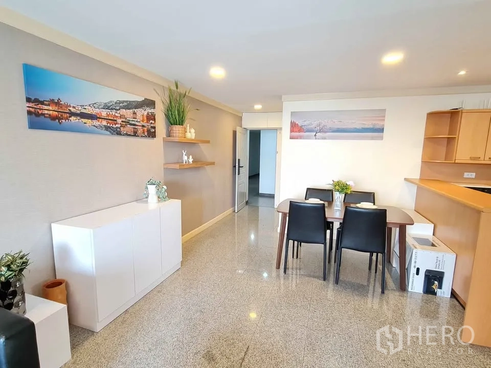 คอนโด for rent in Khlong Toei, Bangkok - ห้องนอนอบอุ่นพร้อมชั้นวางมุม ตู้เสื้อผ้าบานกระจก และหน้าต่างกว้าง.