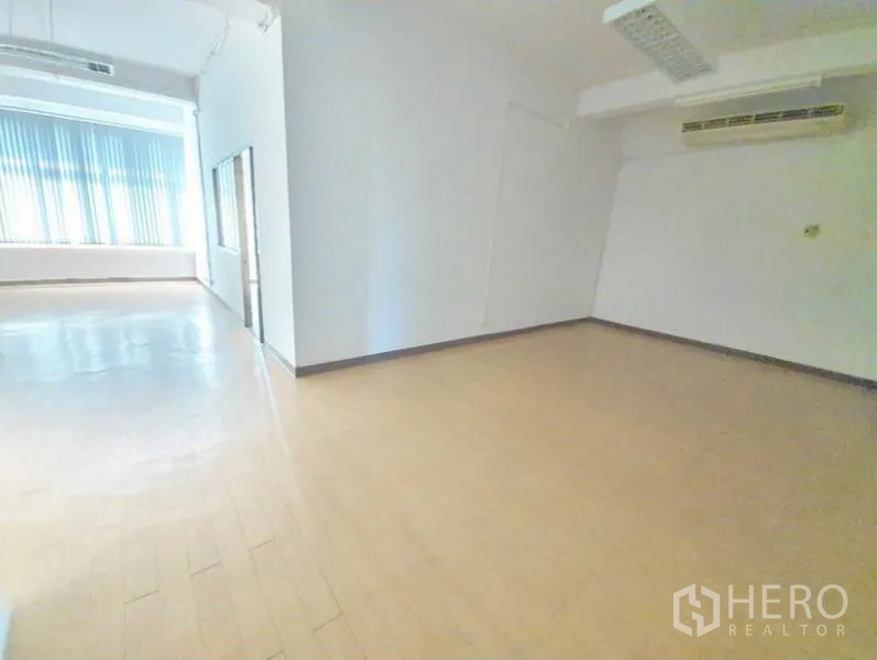 办公空间 出租在Bang Na, Bangkok - 空置办公室，百叶窗、木地板、日光灯与壁挂空调。