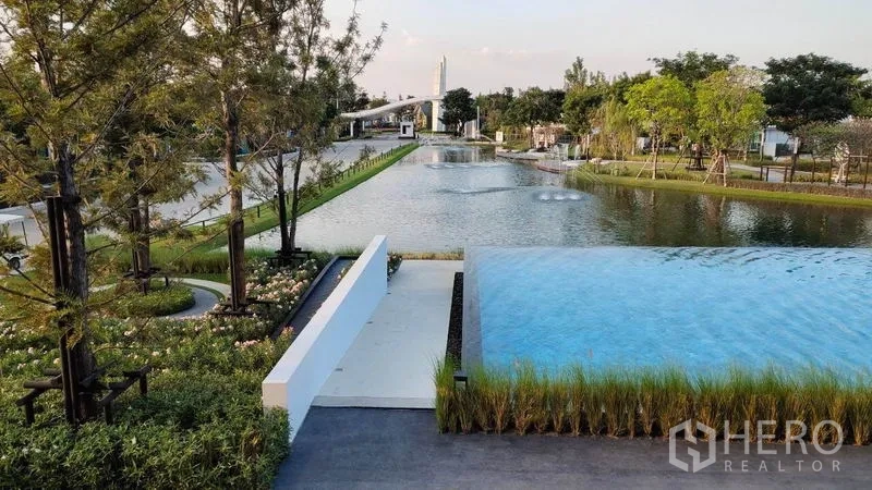 独立式住宅 出租在Prawet, Bangkok - 会所区域，无边际泳池与流水景观。