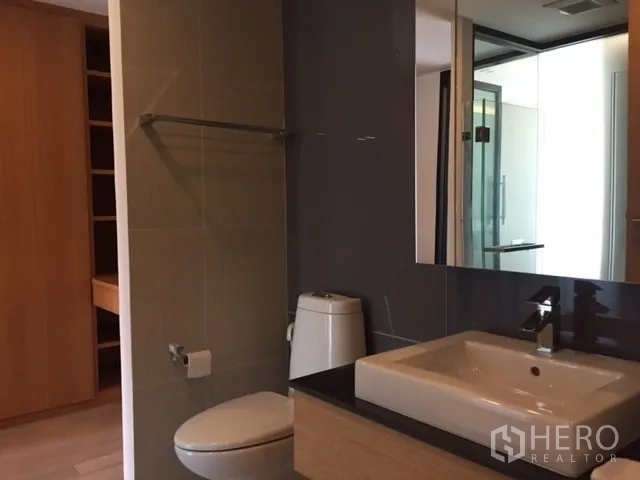 公寓 出租或出售在Pathum Wan, Bangkok - 现代化浴室，设大镜面、台盆与坐便器。