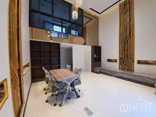 带办公室的家 出租在Bueng Kum, Bangkok - 开放式会议区，超高装饰墙、木质书架与玻璃夹层。