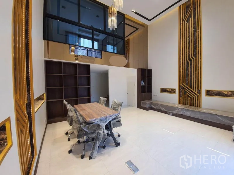 带办公室的家 出租在Bueng Kum, Bangkok - 开放式会议区，超高装饰墙、木质书架与玻璃夹层。