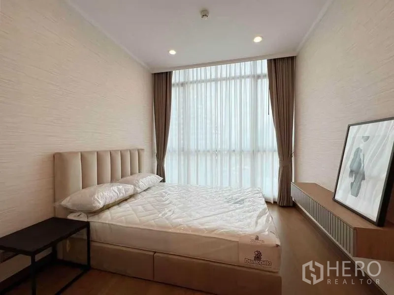 คอนโด ให้เช่าในWatthana, Bangkok - ห้องนอนที่สอง หัวเตียงบุนวม หน้าต่างสูง ผ้าม่านยาว และชั้นวางยาวต่ำ