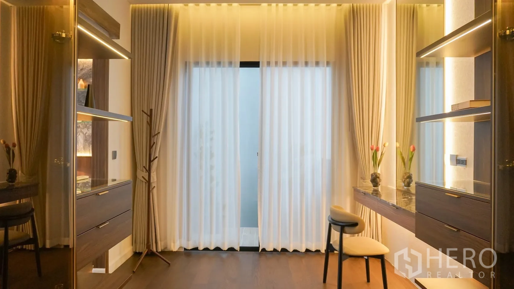 Detached House for rent or sale in Bang Kapi, Bangkok - Luxury bathroom with double marble vanity, gold fittings and freestanding tub.
