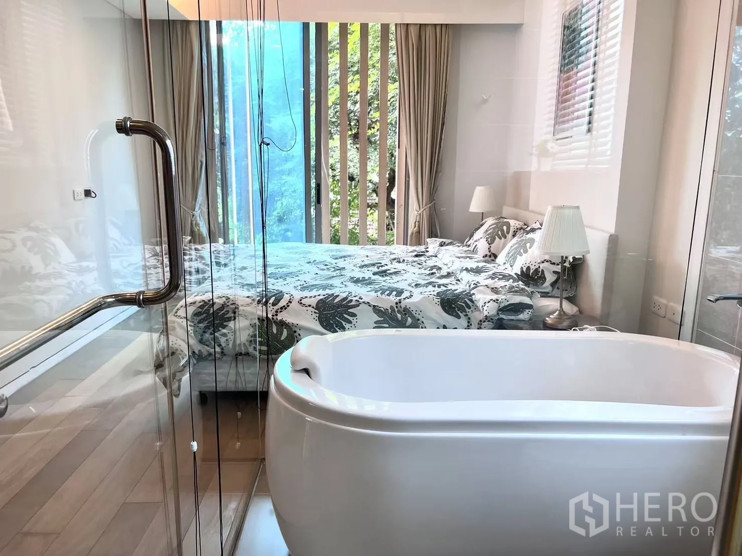 公寓 出售在Watthana, Bangkok - 独立浴缸靠玻璃隔断，可望向卧室与绿色景观。