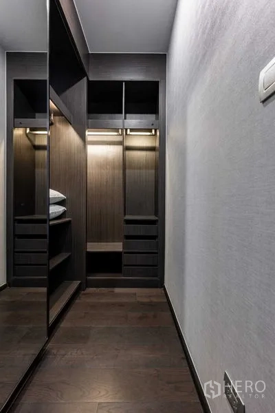 Condominium for rent in Watthana, Bangkok - Walk-in closet with dark wood cabinetry, drawers and full-height mirrored doors.