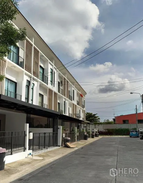 Townhouse for rent in Bang Kapi, Bangkok - Quiet internal road lined with three-storey townhouses and covered carports.