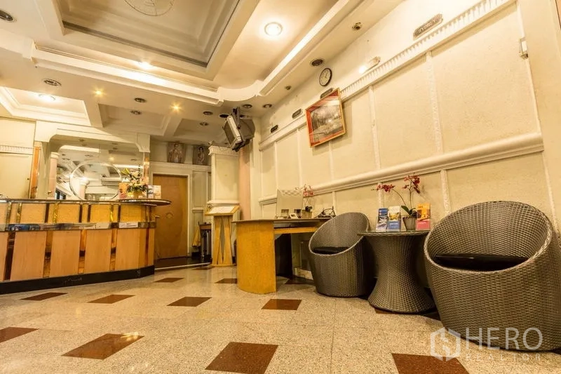 店屋 出租在Phaya Thai, Bangkok - 接待大堂，层次吊顶、木质前台与等候区。