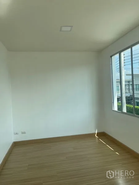 Townhouse for sale - Empty upper room with large window and bright daylight