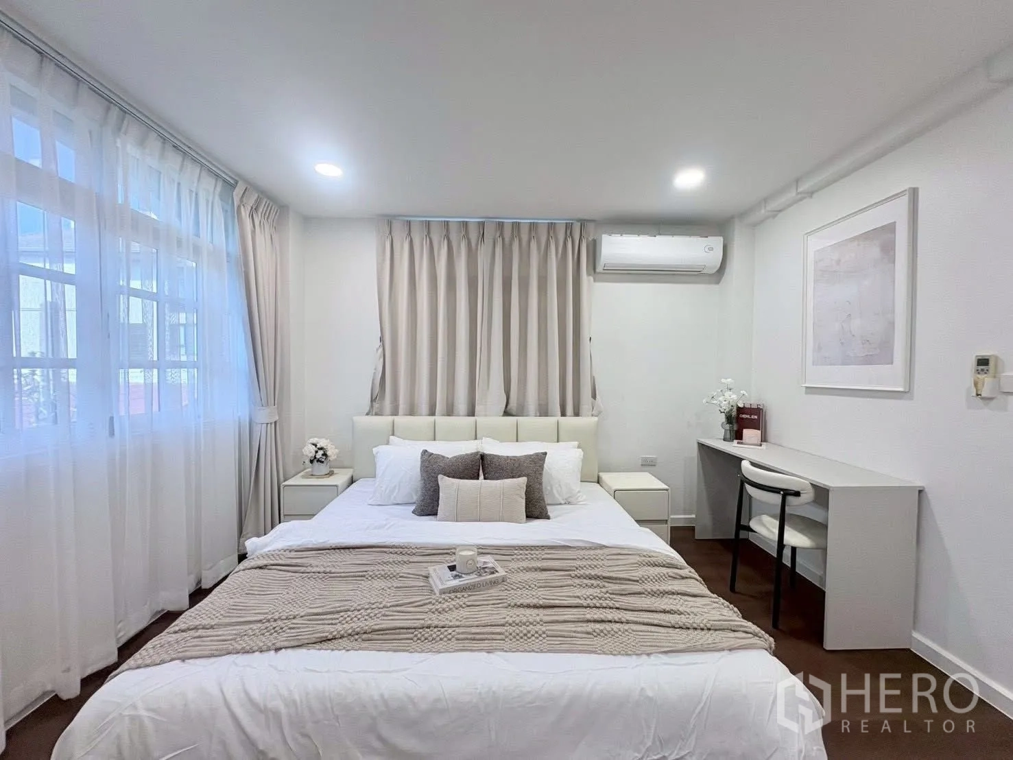 ทาวน์เฮาส์ for rent in Huai Khwang, Bangkok - ห้องนอนพร้อมเตียง โต๊ะข้าง และโต๊ะทำงานแสงสว่างนุ่ม