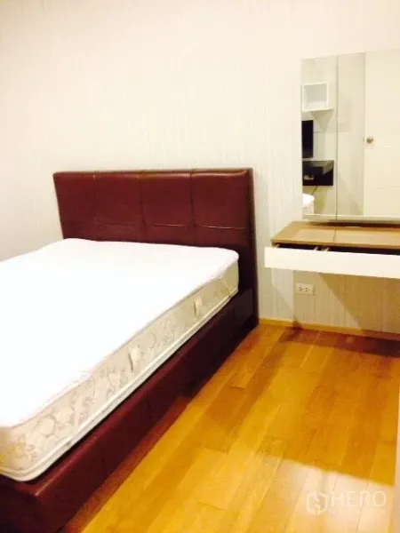 คอนโด ให้เช่าในPhaya Thai, Bangkok - ห้องนอนอบอุ่นพร้อมเตียงบุนวม พื้นไม้ และโต๊ะเครื่องแป้งติดผนังพร้อมกระจก