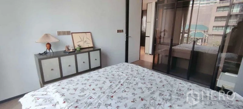 公寓 出租在Watthana, Bangkok - 卧室角度可见茶色玻璃衣柜与窗边矮柜。
