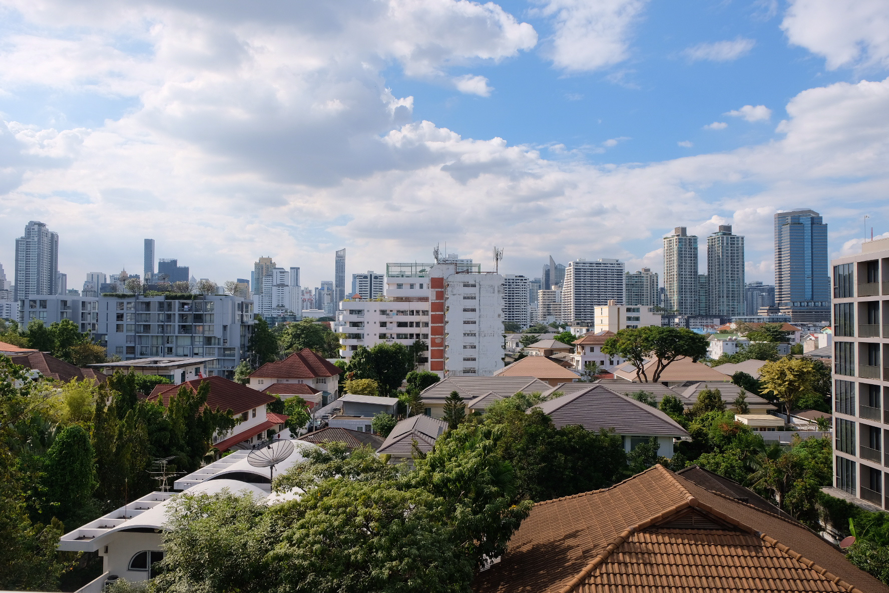 คอนโด ให้เช่าในWatthana, Bangkok - วิวเมืองชั้นสูง เห็นบ้านโลว์ไรส์และสกายไลน์สุขุมวิทรายรอบ