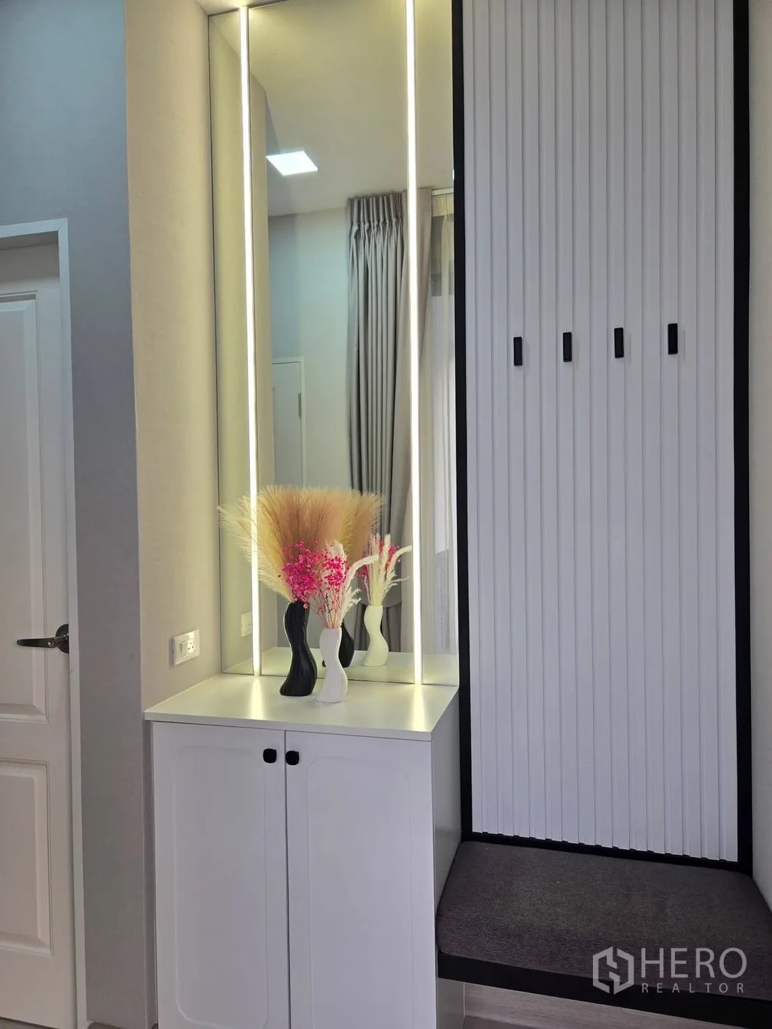 บ้าน for rent or sale in Bang Phli, Samut Prakan - ตู้บิวท์อินพร้อมกระจกไฟซ่อน เก้าอี้นั่งถอดรองเท้า และแจกันดอกไม้แห้ง