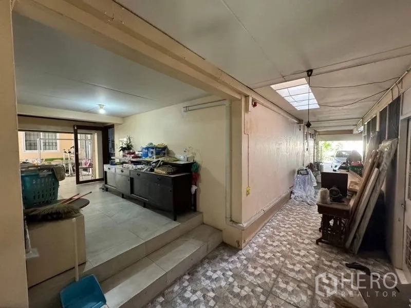 独立式住宅 出租在Watthana, Bangkok - 半开放式杂物走廊，铺地砖，连接至车棚区域。