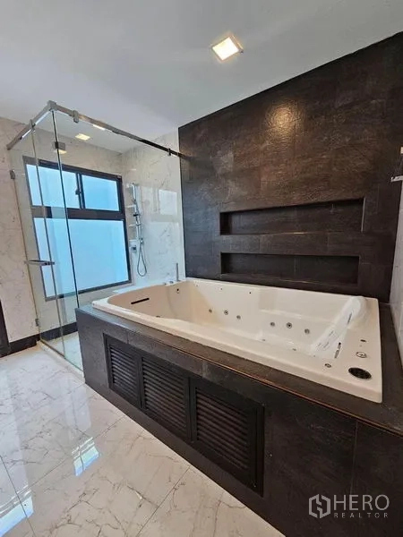 独立式住宅 出租在Bang Phli, Samut Prakan - 浴室设大型按摩浴缸与玻璃淋浴房