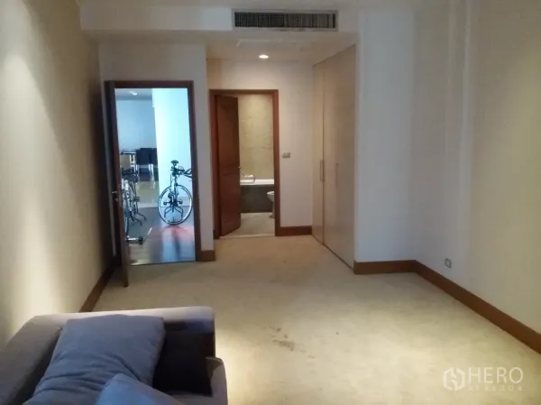Condominium for rent in Sathon, Bangkok - Spacious carpeted bedroom with built-in wardrobe and en-suite access.