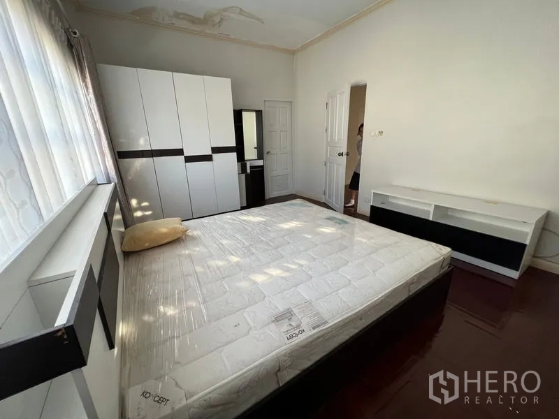บ้าน ขายในLat Krabang, Bangkok - ห้องนอนสว่าง เตียง ตู้เสื้อผ้า และพื้นไม้เงางาม