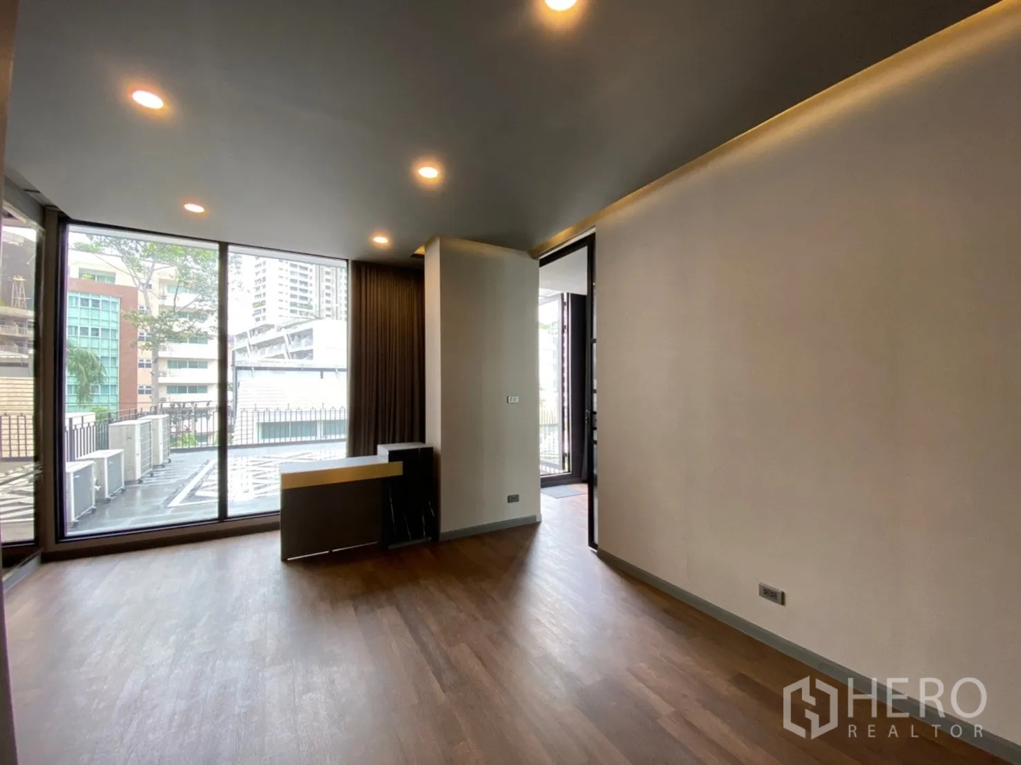 带办公室的家 出租或出售在Watthana, Bangkok - 转角办公室，木地板，推门通向露台，可观周边建筑。