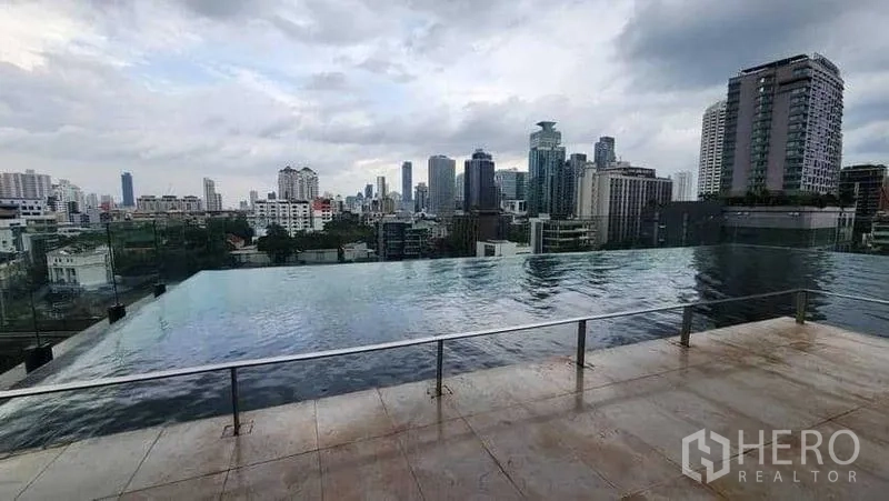 Condominium for rent in Khlong Toei, Bangkok - Rooftop infinity pool overlooking Bangkok city skyline.