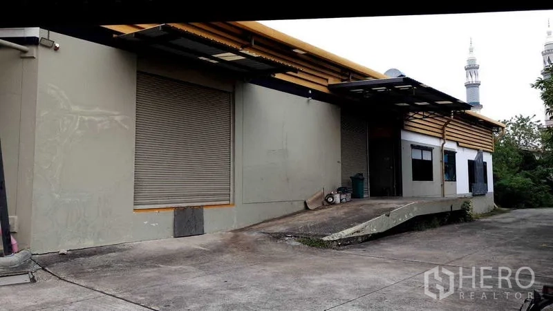 โรงงาน ขายในSaphan Sung, Bangkok - ท่าขนถ่ายสินค้า พร้อมกันสาดและประตูม้วนสำหรับรถบรรทุก