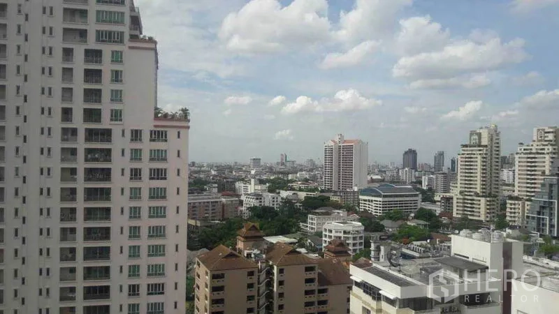 Condominium for rent in Watthana, Bangkok - High-floor city view over Sukhumvit from the balcony window.
