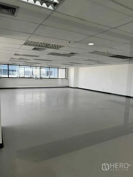 办公空间 出租或出售在Phaya Thai, Bangkok - 宽敞未配家具的办公楼层，采光充足，模块化吊顶。