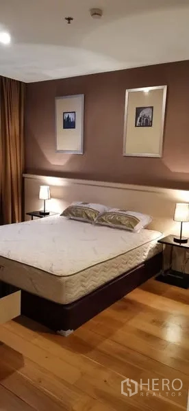 คอนโด ให้เช่าในWatthana, Bangkok - ห้องนอนใหญ่พื้นไม้ โคมไฟหัวเตียงสองข้าง และโทนสีอบอุ่น