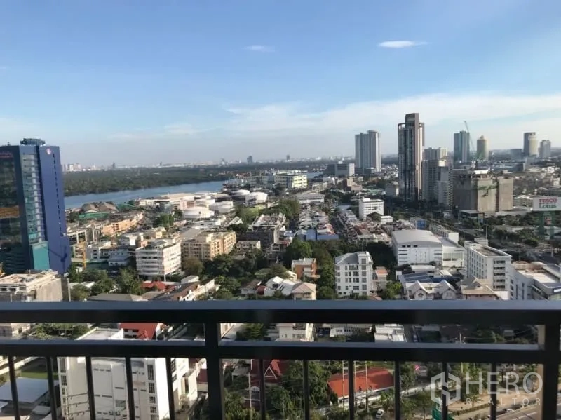 公寓 出售在Yan Nawa, Bangkok - 高楼层阳台俯瞰曼谷天际线与湄南河景