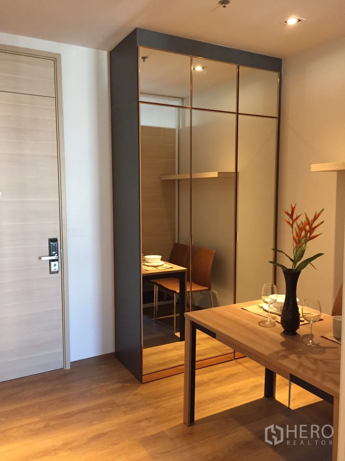 公寓 出租或出售在Khlong Toei, Bangkok - 镜面衣柜倒映摆放酒杯与花瓶的餐桌