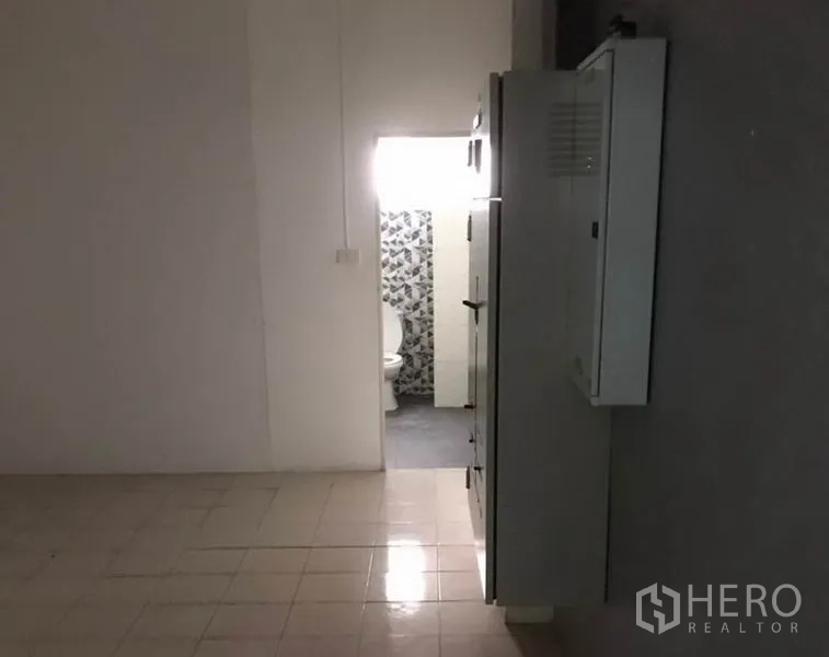 Factory for rent in Bang Bua Thong, Nonthaburi - View toward the restroom with patterned tiles from an internal utility area.