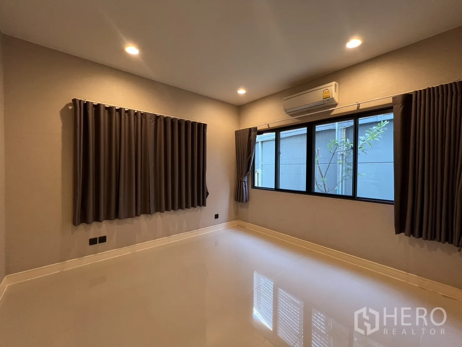 独立式住宅 出租或出售在Bang Kapi, Bangkok - 多功能房，瓷砖地面，空调与窗帘。