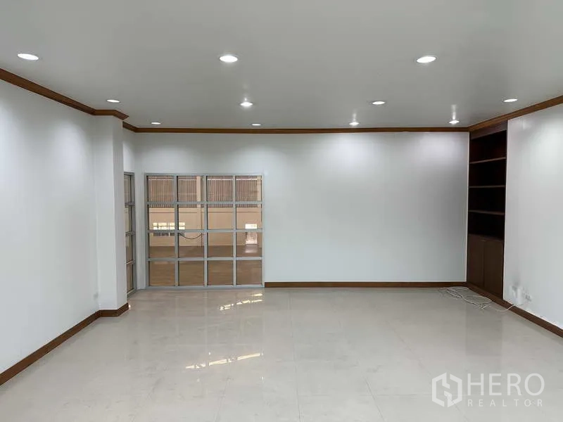 Factory for rent in Samut Prakan - Finished office with recessed lighting, glossy floor and built-in shelving.