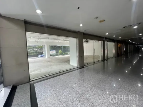 零售空间 出租在Watthana, Bangkok - 一层商铺，整面落地玻璃临街橱窗，面向抛光大堂走廊。