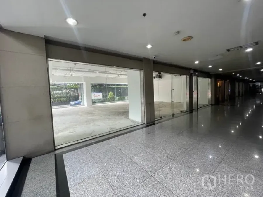 零售空间 出租在Watthana, Bangkok - 一层商铺，整面落地玻璃临街橱窗，面向抛光大堂走廊。