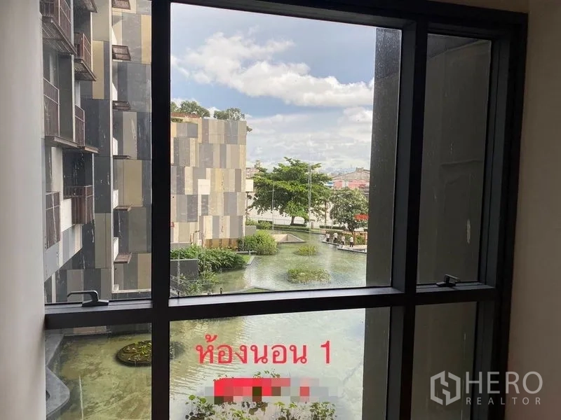 公寓 出租在Yan Nawa, Bangkok - 卧室窗景，可见中庭水景与现代立面。